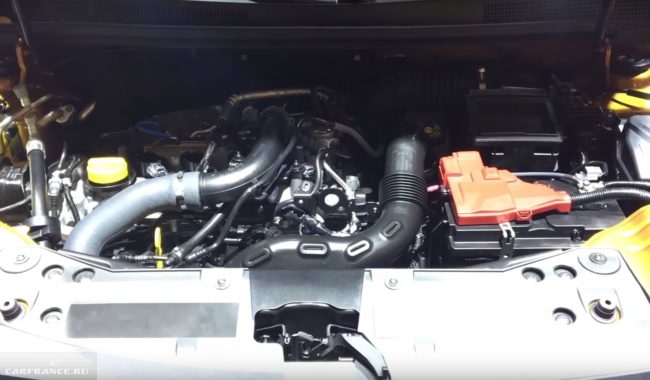 Моторный отсек с поднятым капотом в автомобиле Рено Дастер 2018