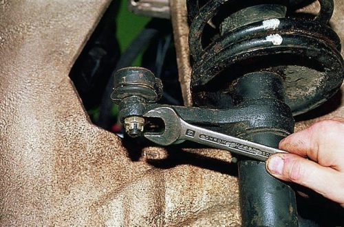 Рулевой наконечник автомобиля ВАЗ-2110 и гайка крепления к рычагу стойки