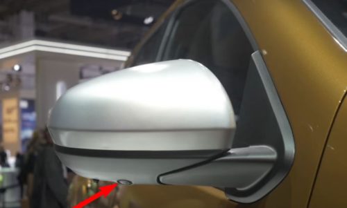 Камера бокового обзора, встроенная в зеркало автомобиля Рено Дастер 2018