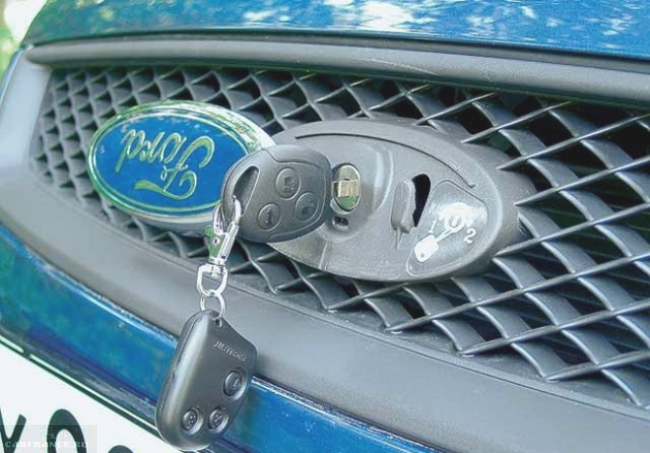 Ключ в замке капота Форд Фокус 2