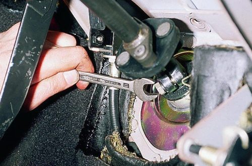 Болт нижнего фланца эластичной муфты рулевого управления в автомобиле ВАЗ-2110