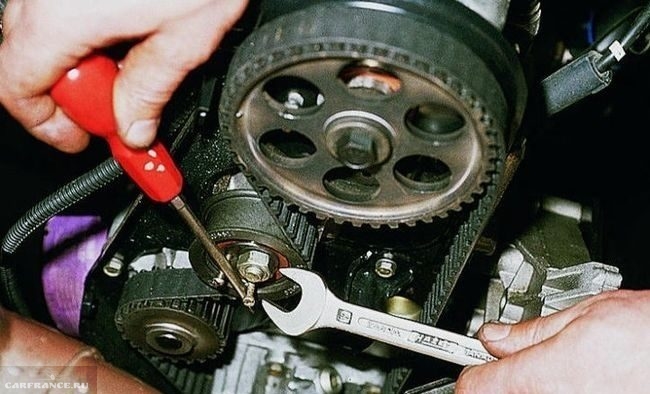 Натяжение ремня ГРМ с помощью отвертки и болтов в двигателе ВАЗ-2110