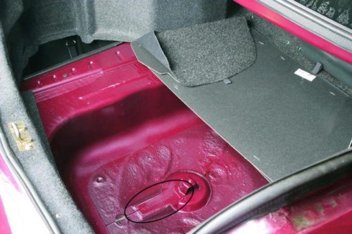 Место под запаску в багажнике автомобиля ВАЗ-2110, виден выбитый идентификационный номер кузова