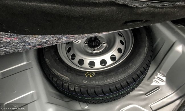 Запасное колесо под фальшполом в Рено Логан 2018 года производства
