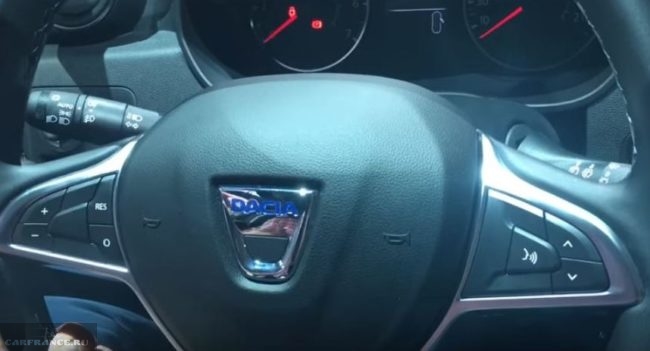 Рулевое колесо с кнопками управления в автомобиле нового поколения Рено Дастер 2018