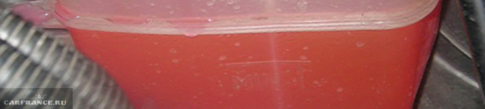 Антифриз красного цвета в расширительном бачке на ВАЗ-2110