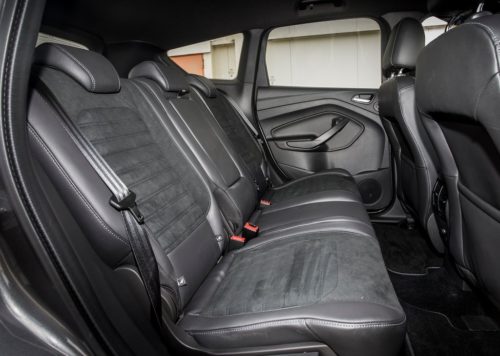 Задний ряд сидений в автомобиле Форд Куга 2018 года производства