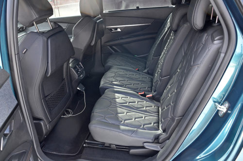 Второй ряд пассажирских сидений в салоне автомобиля Пежо 5008 2018 модельного года