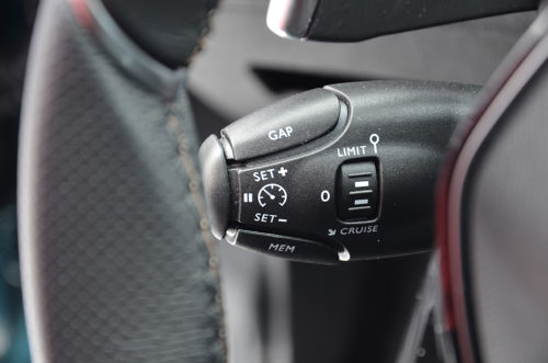 Рычаг с кнопками управления круиз контролем под рулевым колесом в Пежо 5008 2018 года
