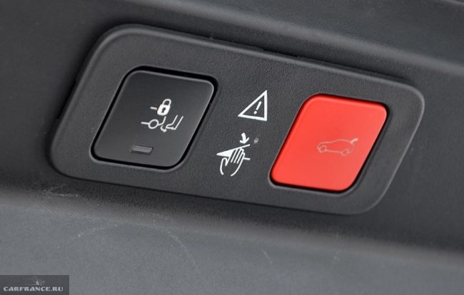 Кнопки управления дверью багажного отделения кроссовера Пежо 5008 2018 модельного года