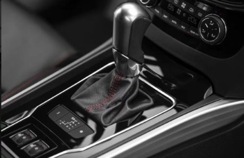 Рычаг автоматической коробки передач в салоне автомобиля Пежо 508 2018 года