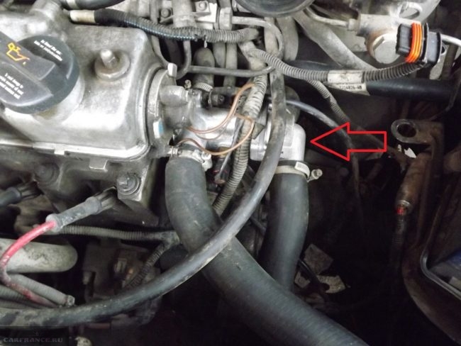 Месторасположение термостата на двигателе автомобиля ВАЗ-2110