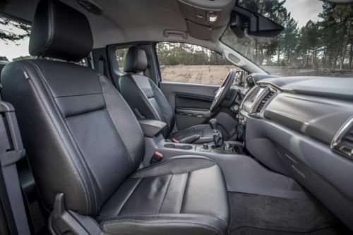Передний ряд сидений внутри обновленного Форд Рейнджер 2018 модельного года