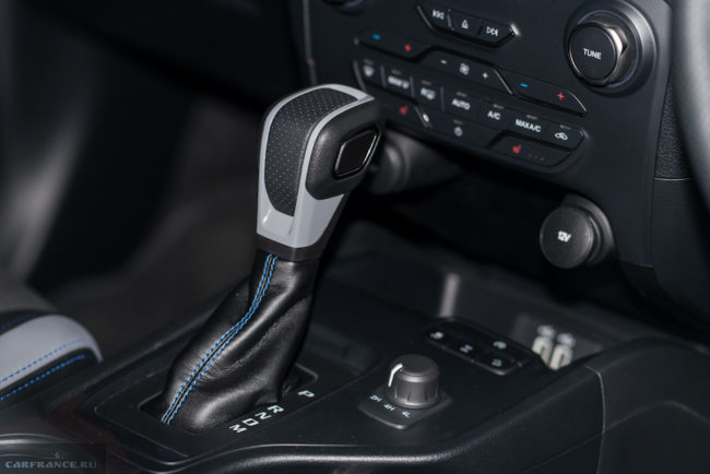 Рычаг управления автоматической коробкой передач в Форд Рейнждер Раптор 2018 года