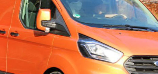 Форд Транзит 2018 модельного года выпуска в оранжевом цвете