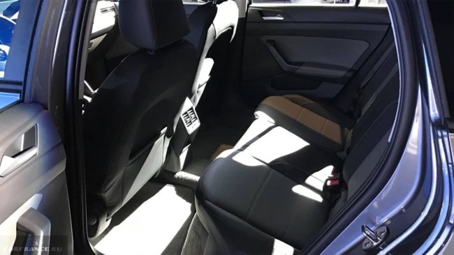 Пассажирский ряд сидений в салоне Фольксваген Поло седан 2018 модельного года