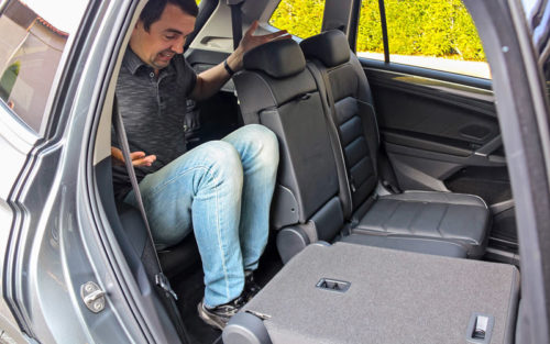 Третий ряд пассажирских сидений в удлиненной модификации Фольксваген Тигуан 2018 года