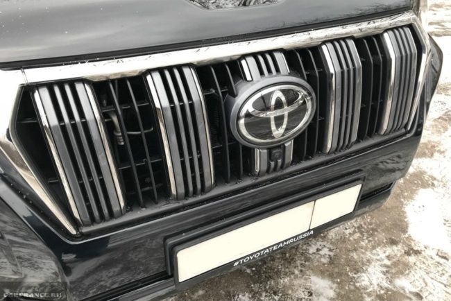 Новая хромированная решетка радиатора на автомобиле Тойота Прадо 2018 года