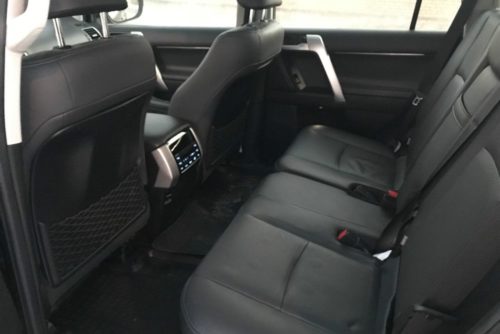 Задний ряд пассажирских сидений в салоне Тойота Прадо 2018 модельного года