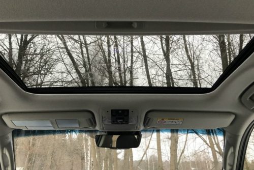 Прозрачный люк в крыше кроссовера Тойота Прадо 2018 модельного года