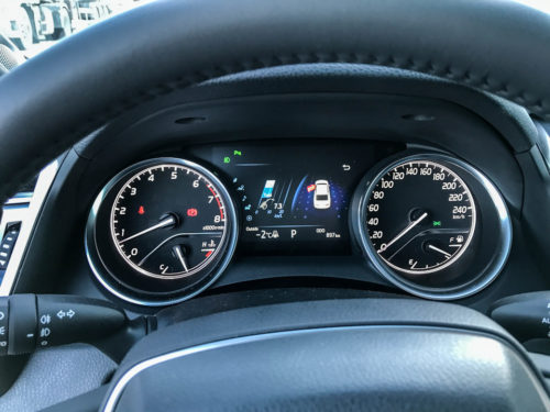 Спидометр и тахометр на панели приборов в седане Тойота Камри 2018 модельного года