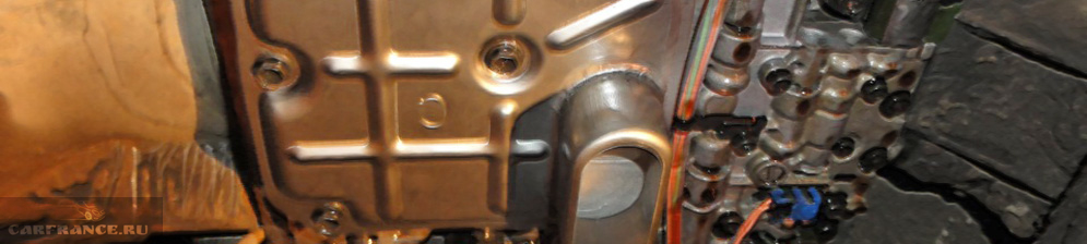 Коробка со снятым поддоном при полной замене масла в АКПП на Сузуки Гранд Витара