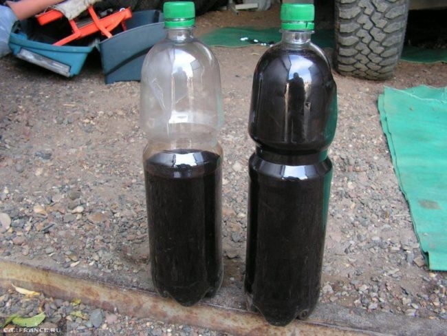 Пластиковые бутылки с отработанным маслом черного цвета из коробки Сузуки Гранд Витара