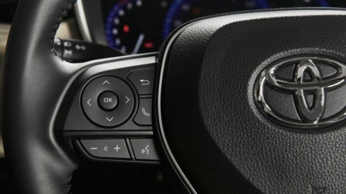 Кнопки управления на спице руля в седане Тойота Королла 2019 модельного года