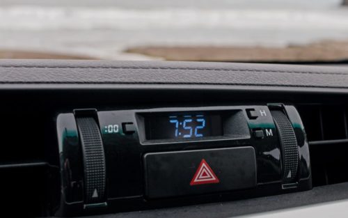Кнопка аварийной сигнализации на панели пикапа Тойота Хайлюкс 2019 года японского производства