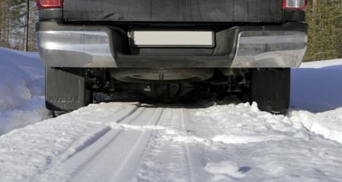 Примятый снег после проезда пикапа Тойота Хайлюкс 2019 года производства