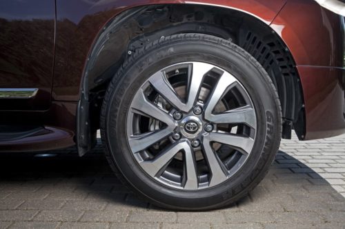 20-дюймовый диск на переднем колесе внедорожника Тойота Ленд Крузер 200 2019 модельного года