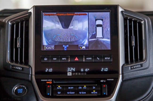 Центральный дисплей в режиме парковки в салоне Тойота Ленд Крузер 200 в новом кузове