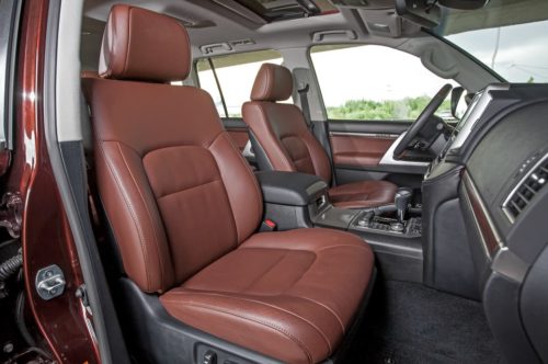 Кожаная обивка передних сидений в Тойота Ленд Крузер 200 2019 модельного года