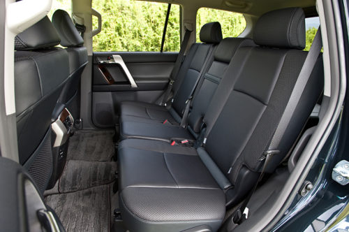 Пассажирские сидения внутри кроссовера Тойота Прадо 2019 года производства