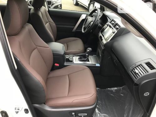 Коричневая обивка передних сидений в автомобиле Тойота Прадо 2019 года