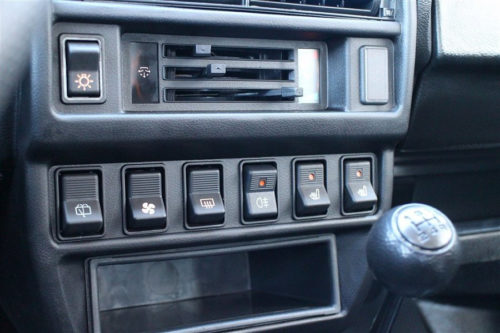 Кнопки управления различными системами на передней консоли автомобиля Лада Нива 4х4 2019 года