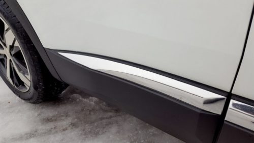 Металлическая накладка под хром на двери автомобиля Пежо 3008 2019 года