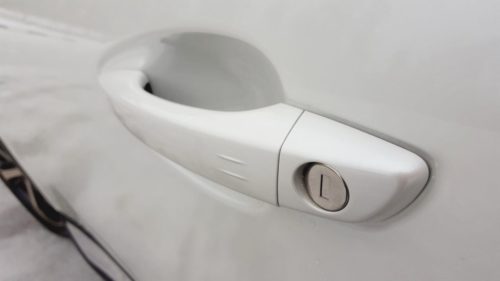 Крашенная рукоятка на двери белого кроссовера Пежо 3008 2019 модельного года