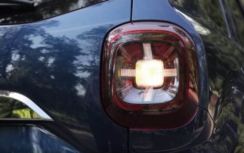 Квадратный фонарь в заднем крыле Рено Дастер 2019 модельного года