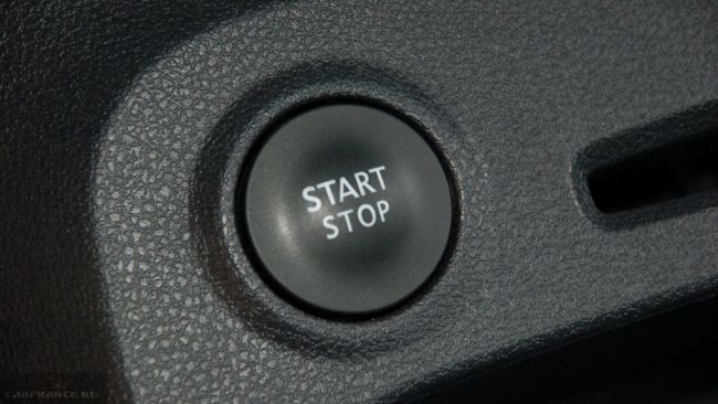 Кнопка запуска двигателя на центральной консоли в Рено Каптур