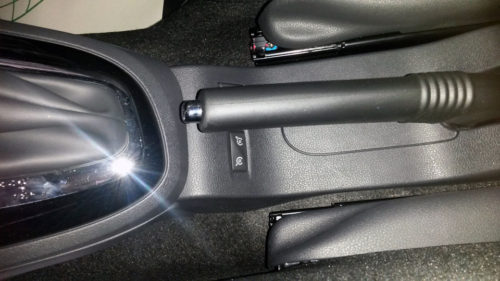 Рычаг стояночного тормоза на центральной панели в автомобиле Рено Каптур 2019 года