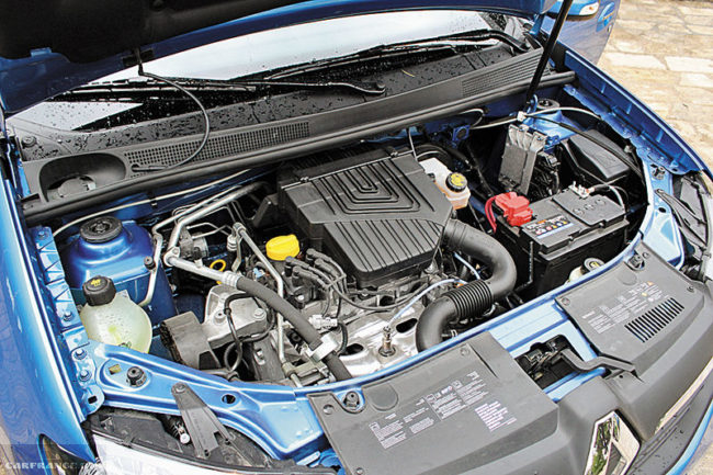 Бензиновый двигатель в моторном отсеке Рено Логан нового кузова в базовой версии