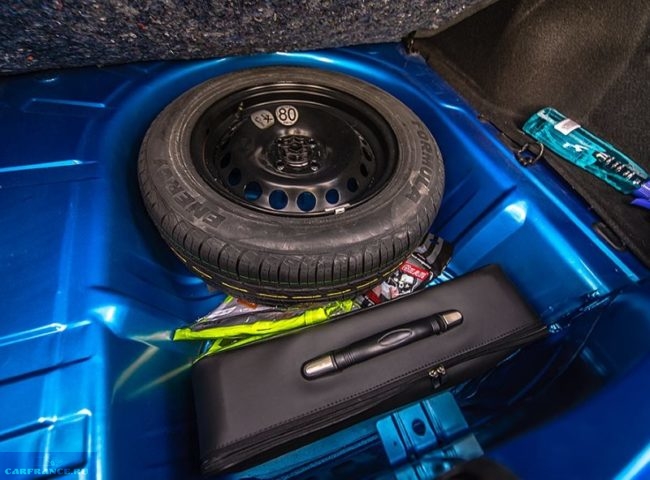 Полноразмерное запасное колесо в отсеке багажного отделения Рено Логан в современном кузове