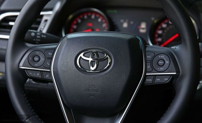 Кнопки управления круиз-контролем и мультимедиа на руле автомобиля Тойота Камри 2019 года выпуска