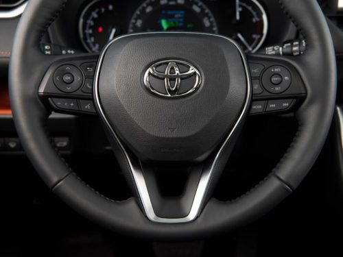 Кнопки управления различными системами на руле автомобиля Тойота РАВ 4 2019 года выпуска