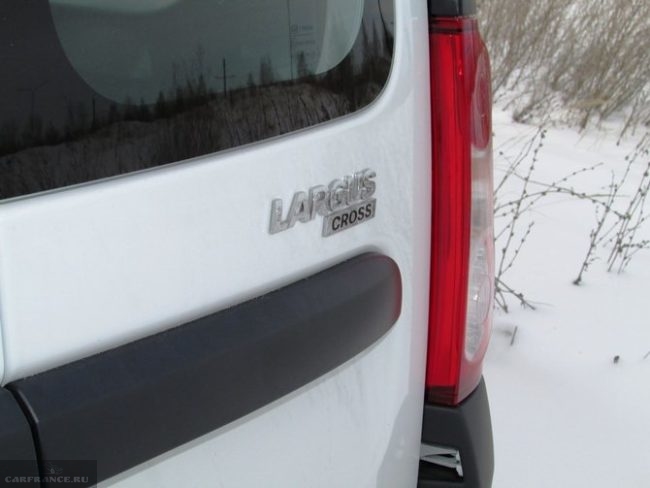 Надпись CROSS на двери багажного отделения автомобиля Лада Ларгус кросс 2019 года