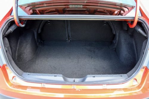 Открытый багажник автомобиля Лада Веста кросс 2019 модельного года