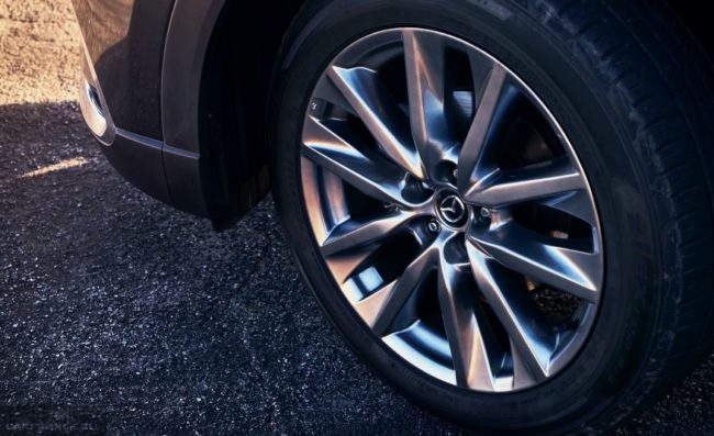 Стильный диск переднего колеса на японском автомобиле Mazda CX-9 2019 модельного года