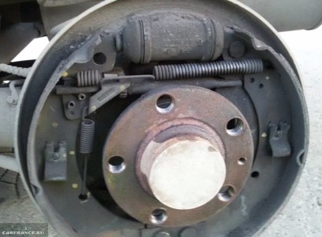 Тормозной механизм заднего колеса после снятия барабана на Фольксваген Поло седан