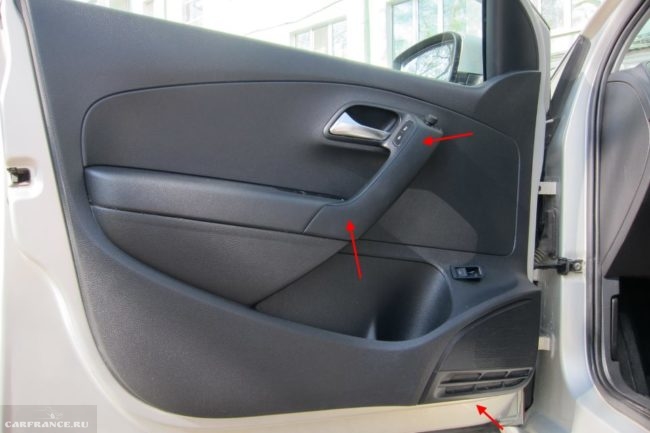 Обшивка на водительской двери автомобиля Фольксваген Поло седан схема креплений